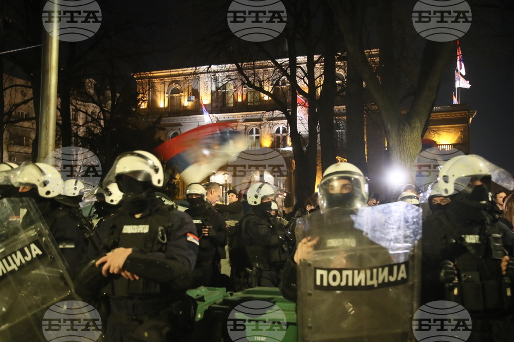 Полицейски кордон предпази от физически сблъсък протест и контрапротест на студенти в Белград 