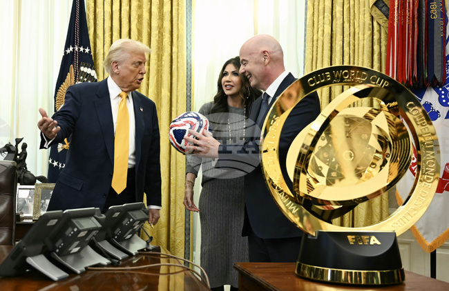 Злато, мрамор, кристали и бутон за доставка на газирана напитка, бъркан с ядрения бутон - какво има в Овалния кабинет на Белия дом при Тръмп