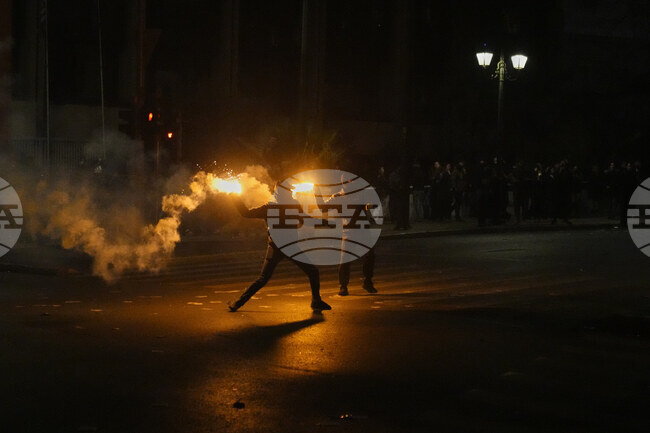 Над 100 души са арестувани в Атина след сблъсъци с полицията