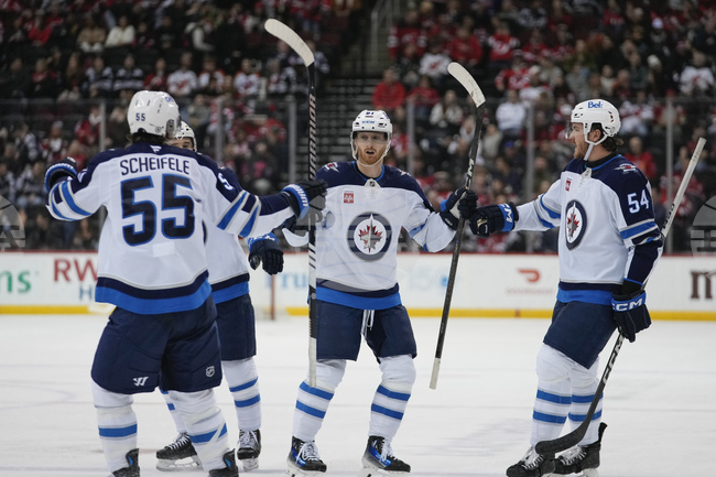 Лидерите в двете конференции на НХЛ Уинипег и Вашингтон с нови победи