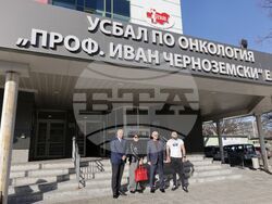 Кампания „Осем звезди в 8 болници на 8 март“