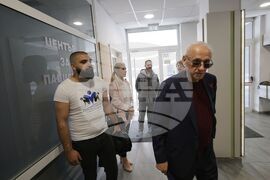 Кампания „Осем звезди в 8 болници на 8 март“