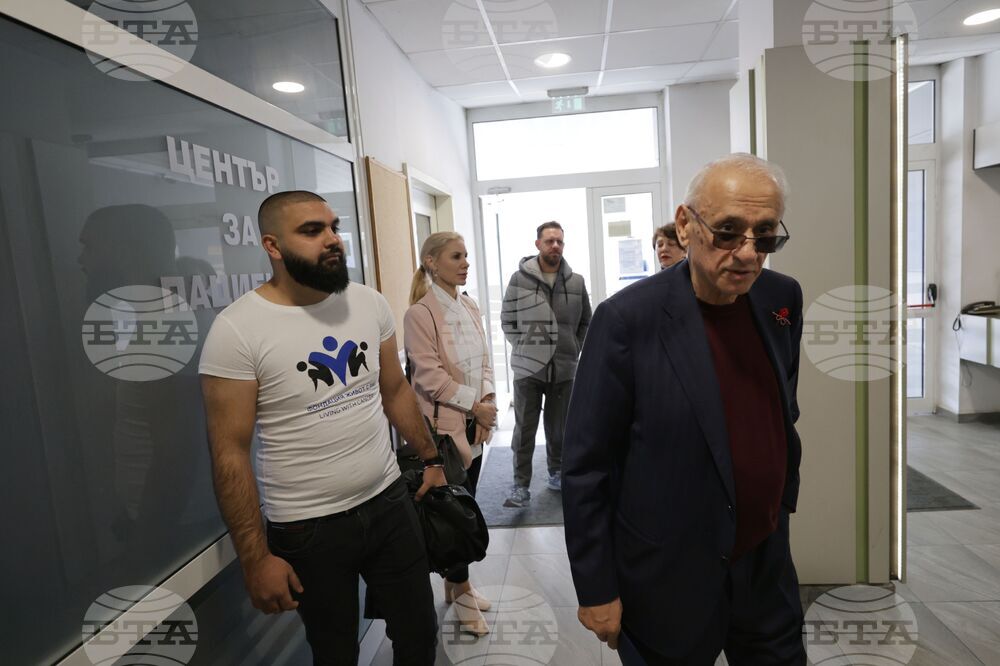 Кампания „Осем звезди в 8 болници на 8 март“