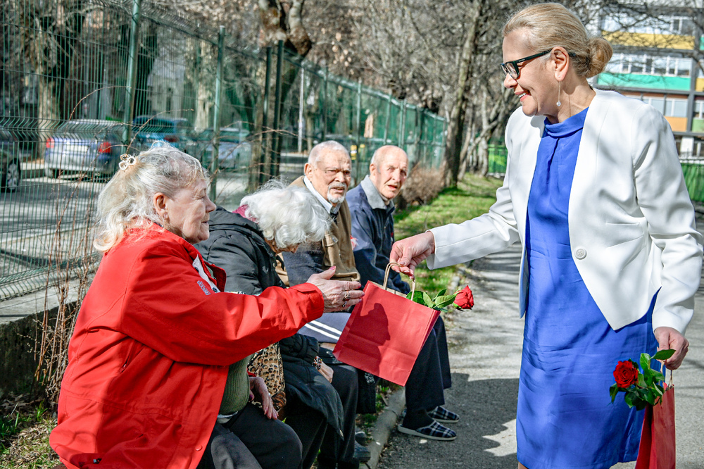 Столична община: 397 жени в общинските домовете за възрастни хора получиха подарък за празника