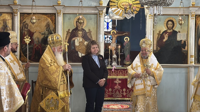 Председателят на Народното събрание Наталия Киселова поздрави в Казанлък Старозагорския митрополит Киприан по повод неговия рожден ден