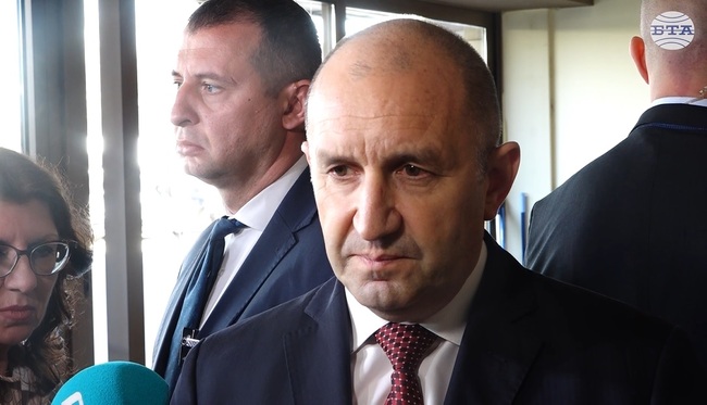 Модернизацията на Българската армия и укрепването на отбранителната индустрия трябва да бъдат първостепенен и постоянен ангажимент на всяка власт, заяви президентът Румен Радев