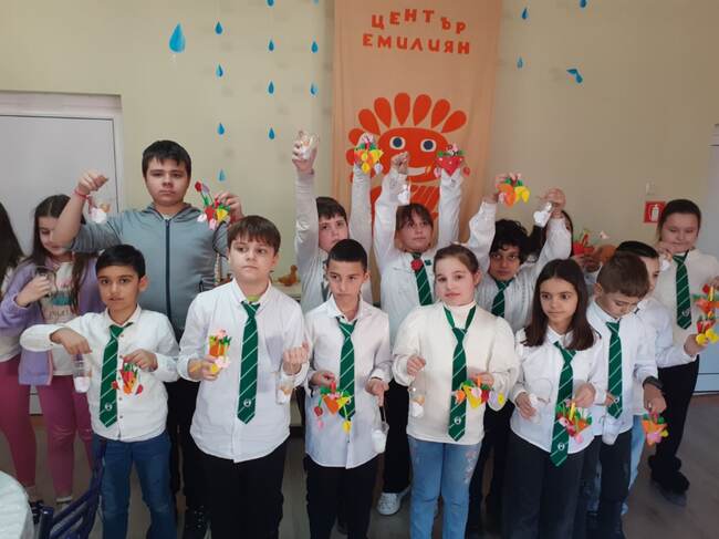 Ученици от Разград изработиха картички за мама по повод Осми март