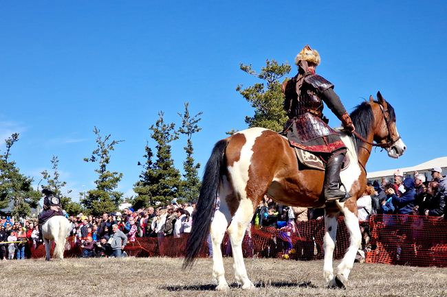 Васил Стойчев стана победител в конните надбягвания за Тодоровден в Самоков, спектакъл пренесе присъстващите в бита на прабългарите