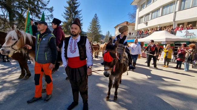 Стотици се събраха да отбележат Тодоровден в смолянското село Момчиловци под мотото „Хубав кон и хубава жена не са за сиромах човек!“