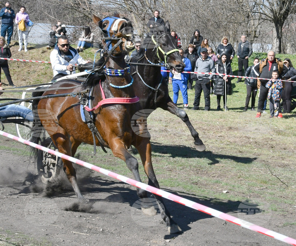 Традиционно надбягване с коне се състоя в харманлийското село Бисер на днешния Тодоровден