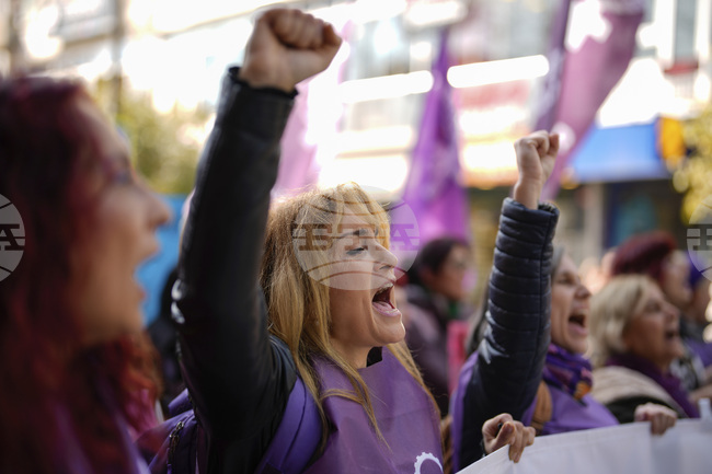 Хиляди жени протестират в Турция срещу неравенството и насилието срещу жените