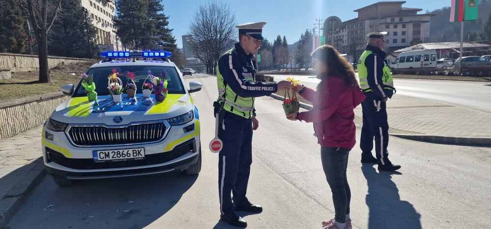 Служители на "Пътна полиция" в Смолян подаряваха цветя на дамите зад волана