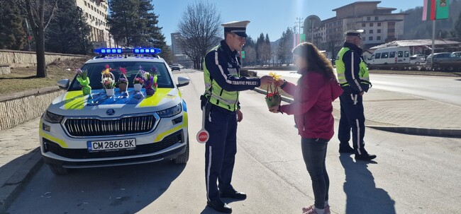 Служители на "Пътна полиция" в Смолян подаряваха цветя на дамите зад волана