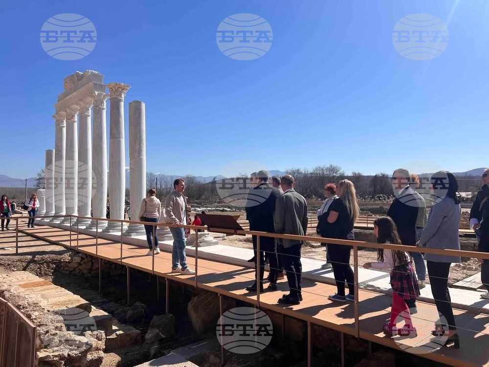 Кметът на община Петрич Димитър Бръчков посрещна лекарите, които ще извършват прегледи на деца до 18 години по програма "Детско здраве"