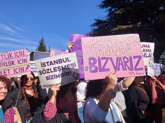 Близо 30 жени са били убити от мъже през април в Турция според платформа, която следи фемицидите