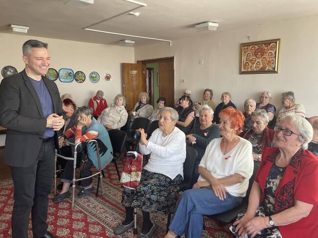 БСП: Кристиан Вигенин поздрави жените от Дома за възрастни хора в Горна баня