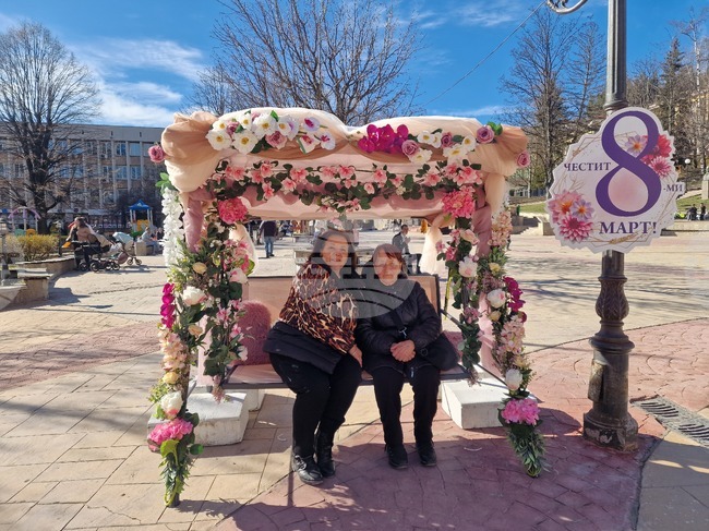 С осмомартенска люлка с цветя Община Смолян изненада дамите в града