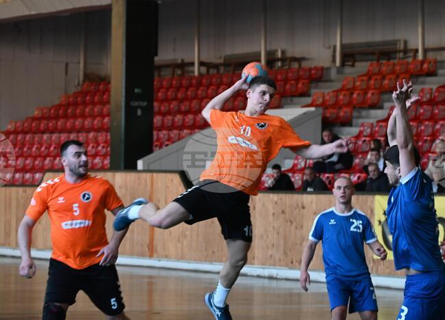 Формации на хандбалния Осъм (Ловеч) ще участват в два международни турнира през лятото