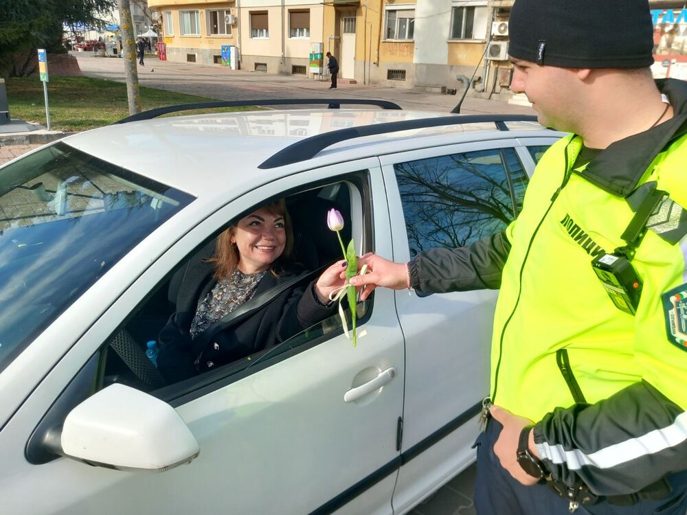 Цветя за жените зад волана поднесоха полицаи във Враца