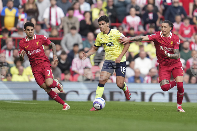 Уест Хям набеляза млад португалски халф