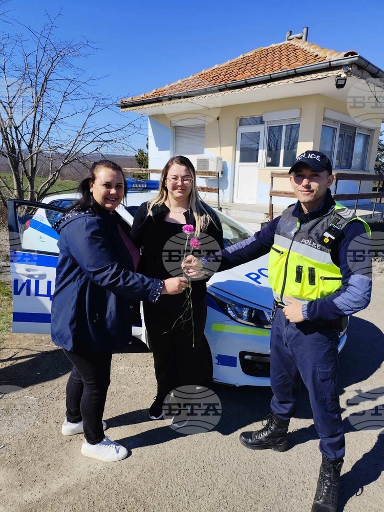В Бургаско полицаи раздаваха на дамите цветя вместо глоби