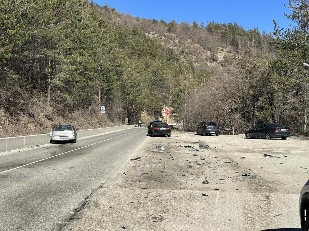Ограничено е движението по главен път II-86 в района между Чепеларе и Хвойна заради катастрофа