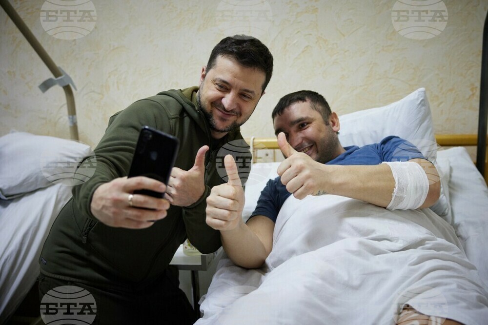 Зеленски посети ранени войници в болница в Украйна
