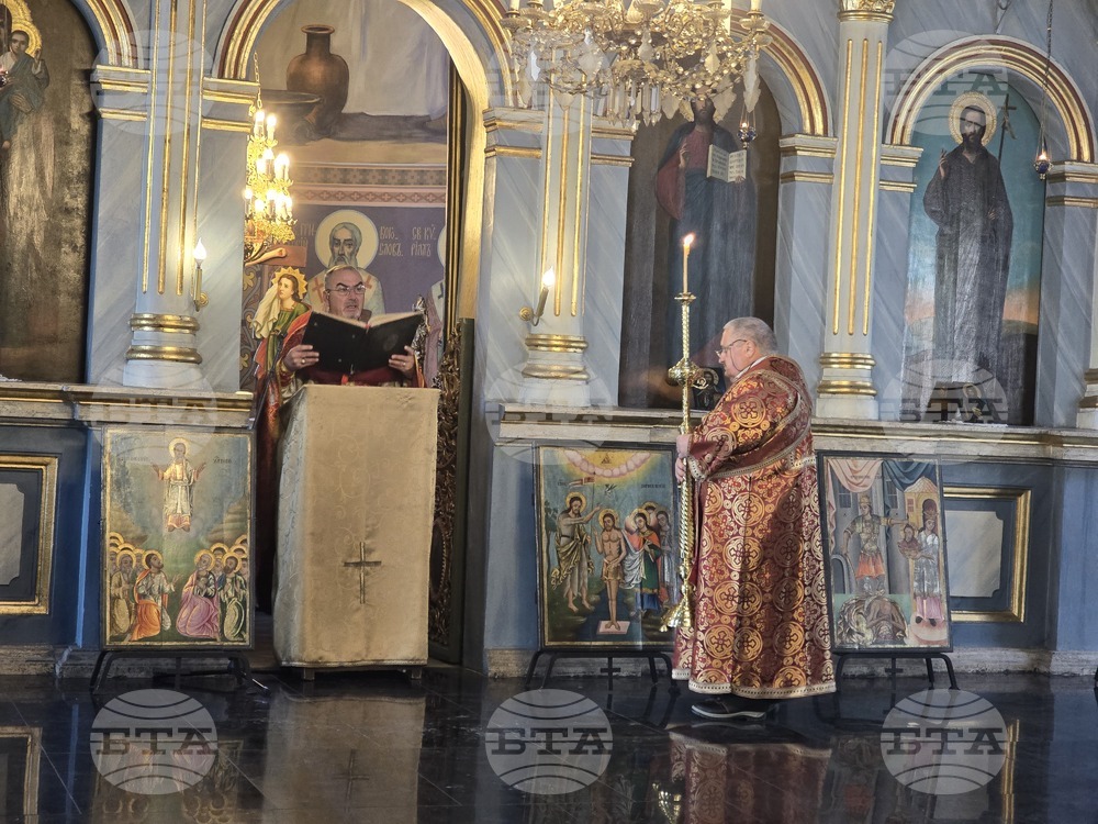 Трябва да подражаваме на светите апостоли и да почитаме техния подвиг, каза отец Йордан от плевенския храм „Света Параскева“
