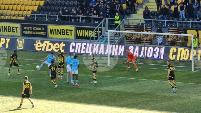 С гол от дузпа на Чинонсо Офор Арда Кърджали стигна до точка при гостуването си на Ботев Пловдив