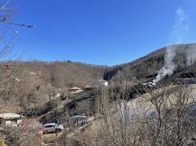 Пожар гори около рудоземското село Добрева череша, изгорели са две селскостопански постройки