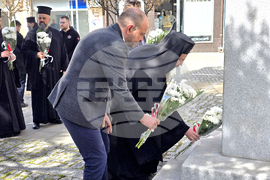 Гоце Делчев - паметник на Неврокопския митрополит Натанаил - поднасяне на цветя