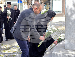 Гоце Делчев - паметник на Неврокопския митрополит Натанаил - поднасяне на цветя