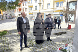 Гоце Делчев - паметник на Неврокопския митрополит Натанаил - поднасяне на цветя