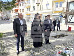 Гоце Делчев - паметник на Неврокопския митрополит Натанаил - поднасяне на цветя