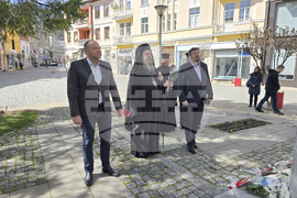 Гоце Делчев - паметник на Неврокопския митрополит Натанаил - поднасяне на цветя