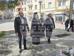 Гоце Делчев - паметник на Неврокопския митрополит Натанаил - поднасяне на цветя