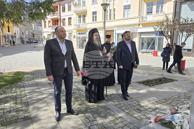 Паметта на митрополит Натанаил беше почетена с поднасяне на цветя пред паметника му в Гоце Делчев 