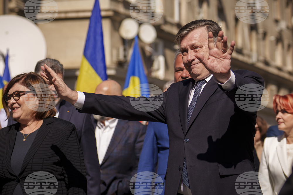 Кандидатът за президент на управляващата коалиция в Румъния Крин Антонеску внесе документите си за участие в президентските избори