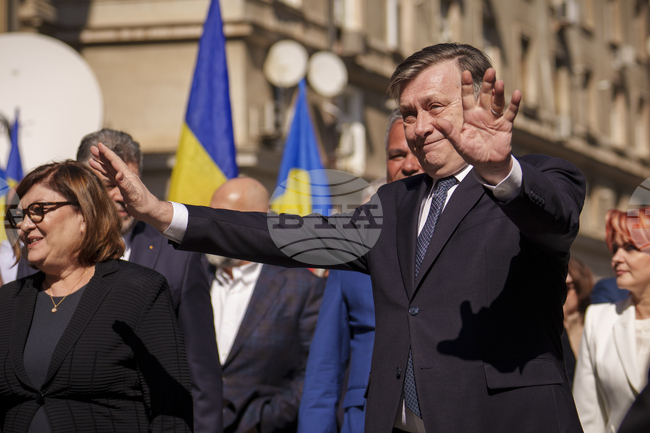 Кандидатът за президент на управляващата коалиция в Румъния Крин Антонеску внесе документите си за участие в президентските избори
