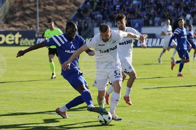 Нападателят Мустафа Сангаре ще бъде гост на "Синя фиеста"