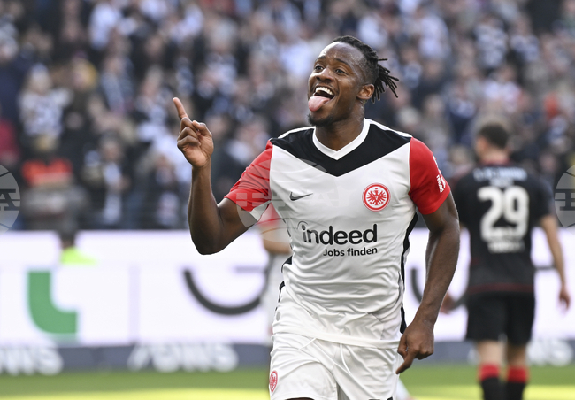 Нападателят на Айнтрахт Франкфурт Миши Батшуай се сбогува публично с домашния си любимец