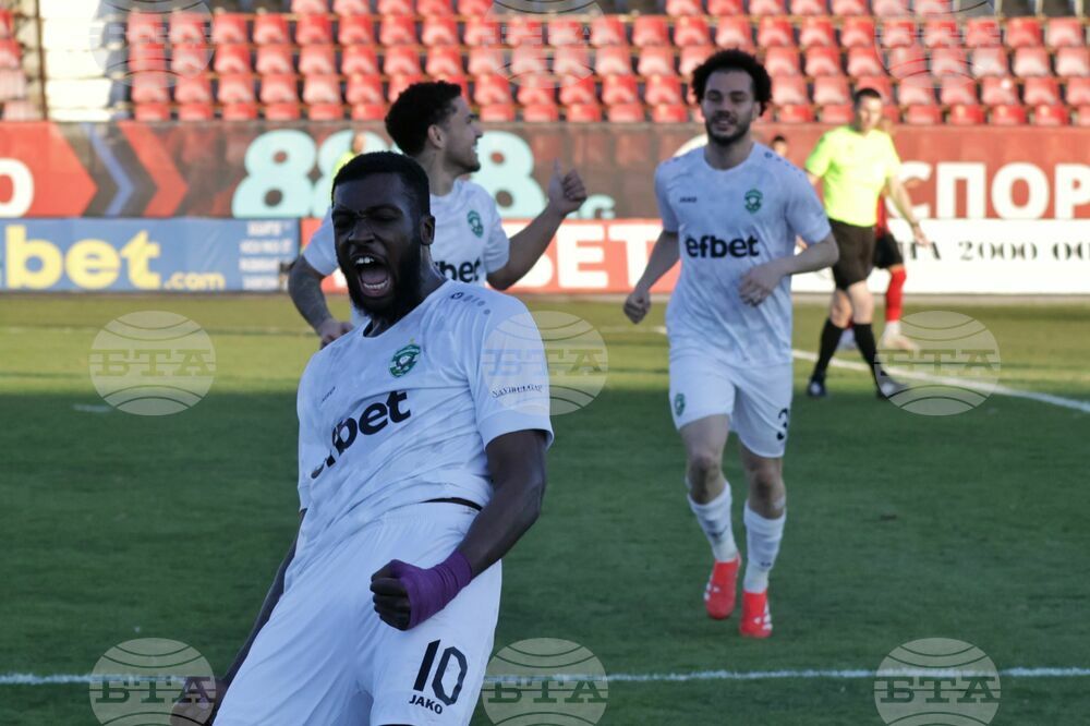 Лудогорец поведе с десет точки на върха в Първа лига след победа над Локомотив София