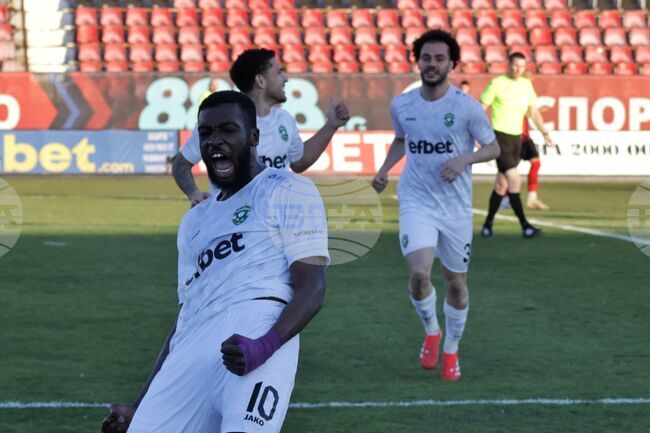 Лудогорец поведе с десет точки на върха в Първа лига след победа над Локомотив София