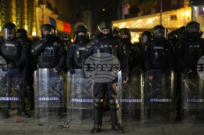 Десетки хора са се събрали пред сградата на Конституционния съд на Румъния в подкрепа на Калин Джорджеску