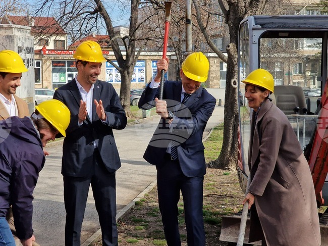 Кметът на София Васил Терзиев постави началото на ремонта в парка “Заимов” 