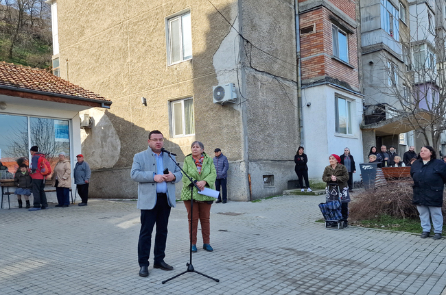 Вторият етап по процедурата за енергийно обновяване на жилищния сграден фонд спря своето действие, каза кметът на Община Свищов