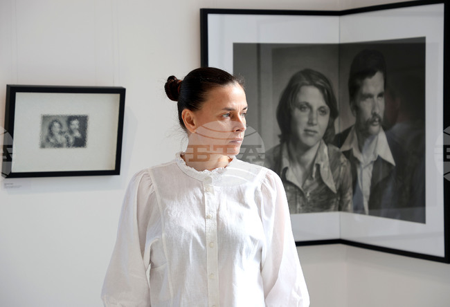 Политически обвързаната посока на изкуството го продава, но носи и риск то да загине, смята художничката Бора Петкова