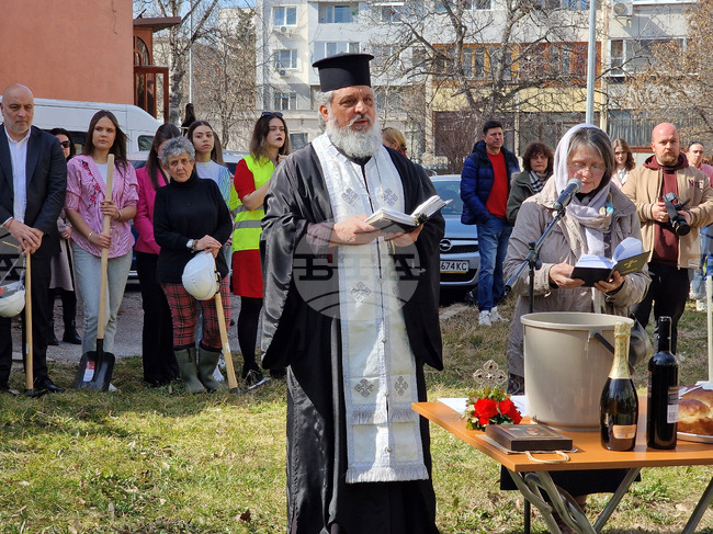 Направена бе първа копка на първия Младежки център в София