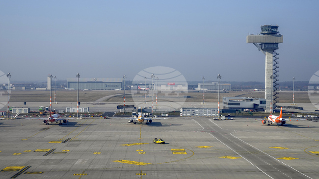 Неидентифициран дрон предизвика закъснения и отклонени полети на летището в Берлин