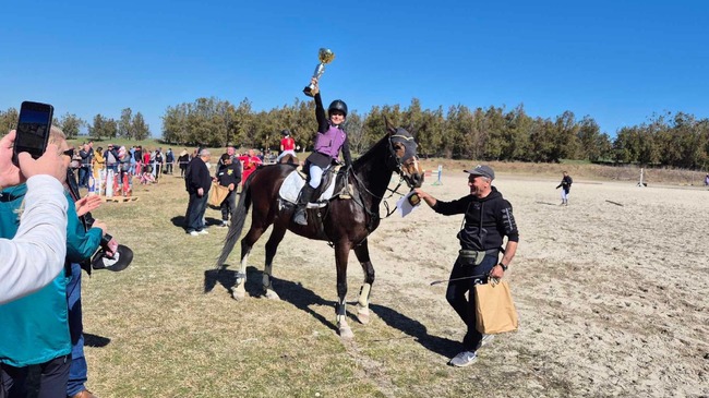 Община Добричка: Две млади дами си поделиха първото място на прескачането за наградата на кмета в Малка Смолница